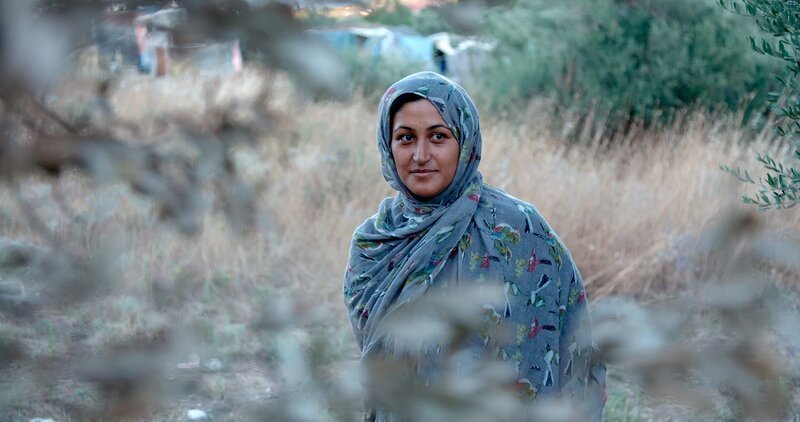 Die mit ihrer Familie aus Afghanistan geflüchtete Nasim (Nasim Taijk) strandet im Flüchtlingscamp Moria auf Lesbos. – Bild: ZDF und Arne Büttner./Arne Büttner Die mit ihrer Familie aus Afghanistan geflüchtete Nasim (Nasim Taijk) strandet im Flüchtlingscamp Moria auf Lesbos. – Bild: ZDF und Arne Büttner./Arne Büttner