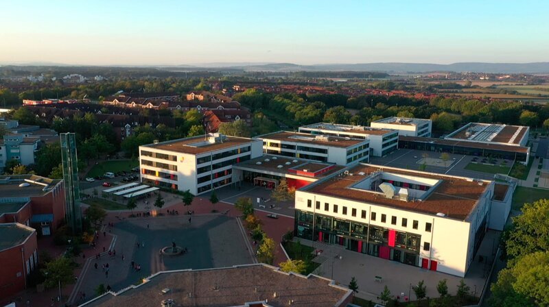 Die Leonore-Goldschmidt-Schule (IGS Mühlenberg) ist mit mehr als 2000 Schülerinnen und Schülern die größte Schule in Hannover – Bild: NDR