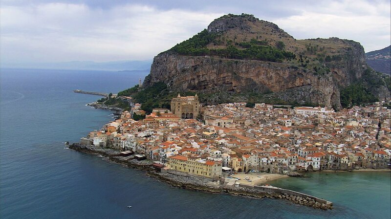 Cefalù auf Sizilien zählt zu den schönsten Orten Italiens. – Bild: phoenix/​ZDF/​Skyworks 2020