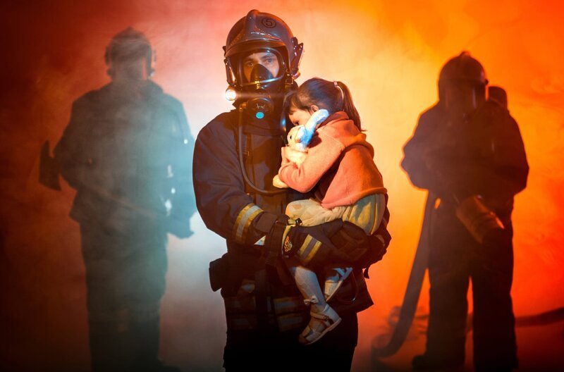 Feuerwehrmänner retten ein kleines Mädchen aus den Flammen. (nachgestellte Szene) – Bild: arte Feuerwehrmänner retten ein kleines Mädchen aus den Flammen. (nachgestellte Szene) – Bild: arte