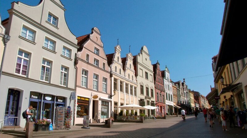 Einkaufsstraße in der UNESCO Welterbestadt Wismar. – Bild: ZDF und HR. Einkaufsstraße in der UNESCO Welterbestadt Wismar. – Bild: ZDF und HR.