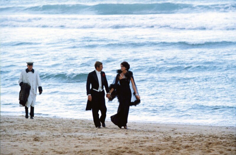 Stavisky (Jean-Paul Belmondo) und seine Frau Arlette (Anny Duperey) machen einen Strandspaziergang. – Bild: arte