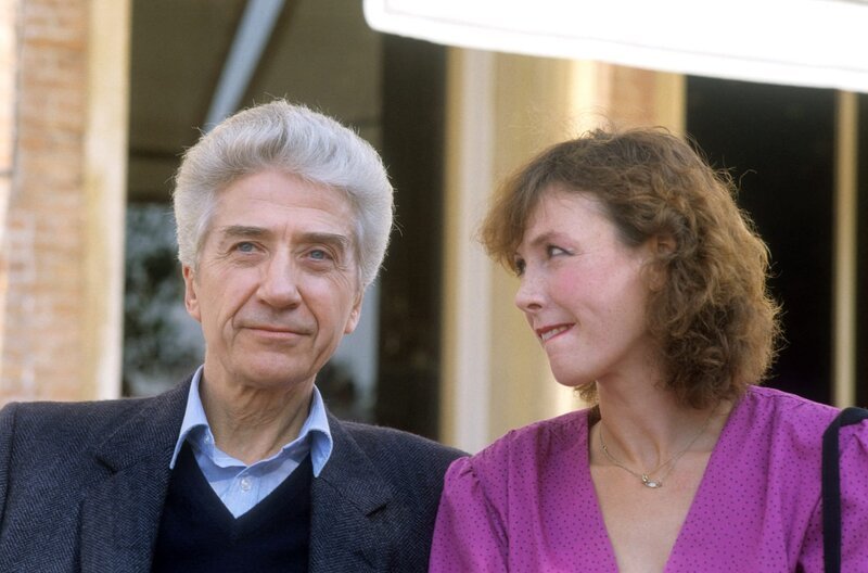 Bei den Internationalen Filmfestspielen in Venedig präsentieren Alain Resnais und Schauspielerin Sabine Azéma den Film „Das Leben ist ein Roman“ (1983). – Bild: arte