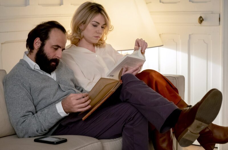 François (Vincent Macaigne) und seine Frau Louise (Emilie Dequenne) lesen nebeneinander auf dem Sofa. – Bild: arte