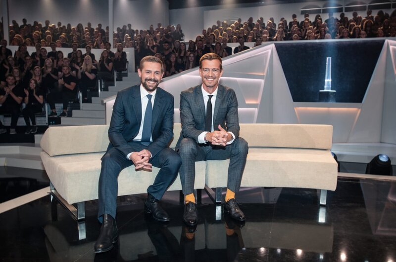 Joko (r.) und Klaas (l.) buhlen um die Gunst des Publikums, denn beide sind überzeugt davon, „Die beste Show der Welt“ zu präsentieren … – Bild: ProSieben/​Jens Hartmann /​ Jens Hartmann Eigenproduktionsbild frei