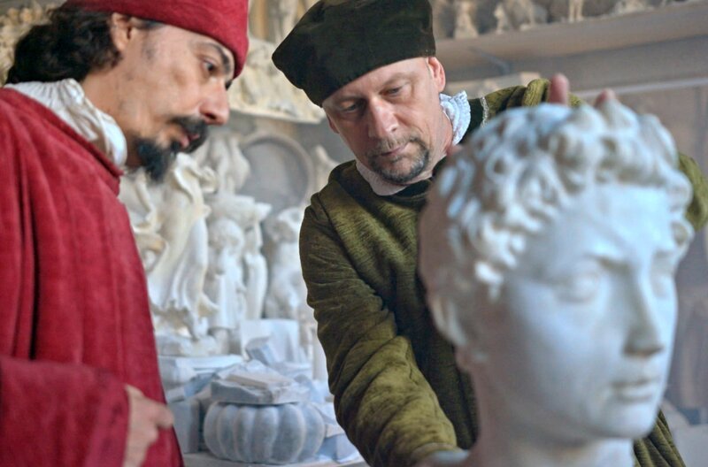 Donatello (re.) und Cosimo de’ Medici (li.) betrachten den Kopf des heiligen Georg. (Spielszene) – Bild: ZDF /​ © Kinescope Film/​Leif Karpe /​ © Kinescope Film/​Leif Karpe