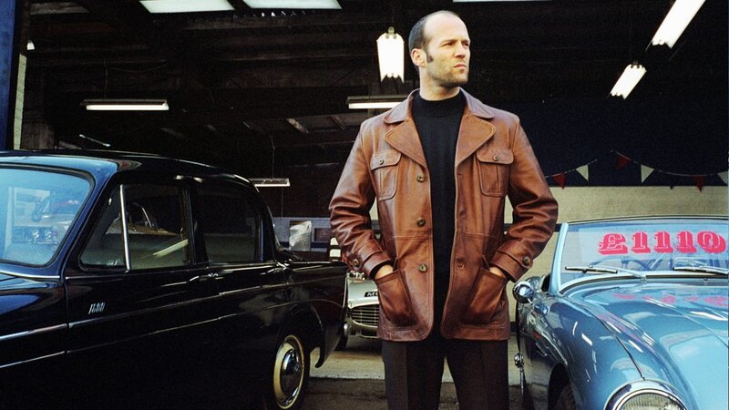 Autoverkäufer Terry (Jason Statham) lässt sich zu einem gewagten Einbruch in die Lloyds Bank überreden. – Bild: RTL Zwei Autoverkäufer Terry (Jason Statham) lässt sich zu einem gewagten Einbruch in die Lloyds Bank überreden. – Bild: RTL Zwei