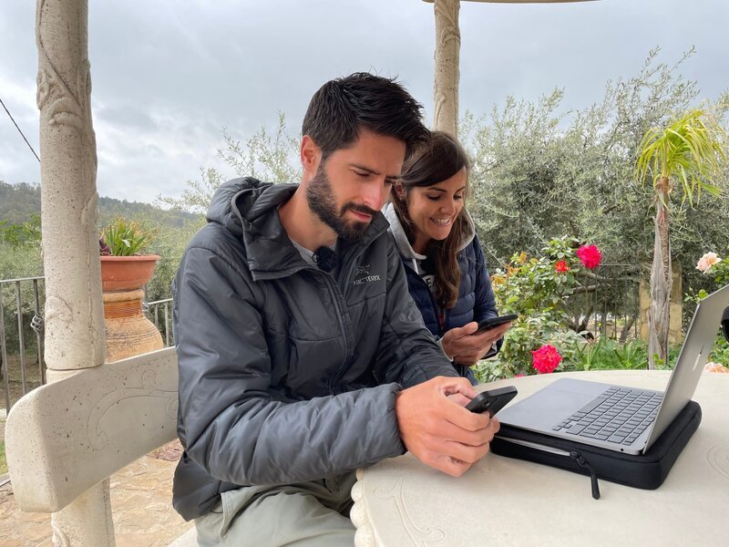 Sind wir schon drin? Die Suche nach einer stabilen Internetverbindung macht das Arbeiten aus dem Camper-Van heraus nicht so leicht, wie es oftmals wirkt. – Bild: ZDF und Freya Engels. Sind wir schon drin? Die Suche nach einer stabilen Internetverbindung macht das Arbeiten aus dem Camper-Van heraus nicht so leicht, wie es oftmals wirkt. – Bild: ZDF und Freya Engels.