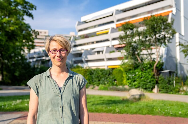Manuela Feese-Zolotnitski ist sehr zufrieden mit ihrer Wohnsituation im Olympischen Dorf in München. Sie wundert sich, dass sich bislang niemand diesen Modellbau zum Vorbild genommen hat. – Bild: BR / © BR/megaherz / © BR/megaherz Manuela Feese-Zolotnitski ist sehr zufrieden mit ihrer Wohnsituation im Olympischen Dorf in München. Sie wundert sich, dass sich bislang niemand diesen Modellbau zum Vorbild genommen hat. – Bild: BR / © BR/megaherz / © BR/megaherz