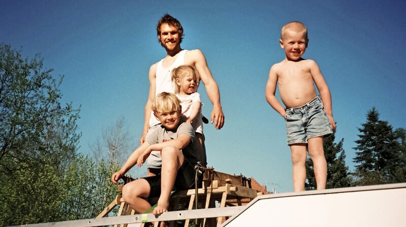 Der Abenteurer Remo mit seinen Kindern auf dem Autodach. – Bild: SWR/​BasisBerlin