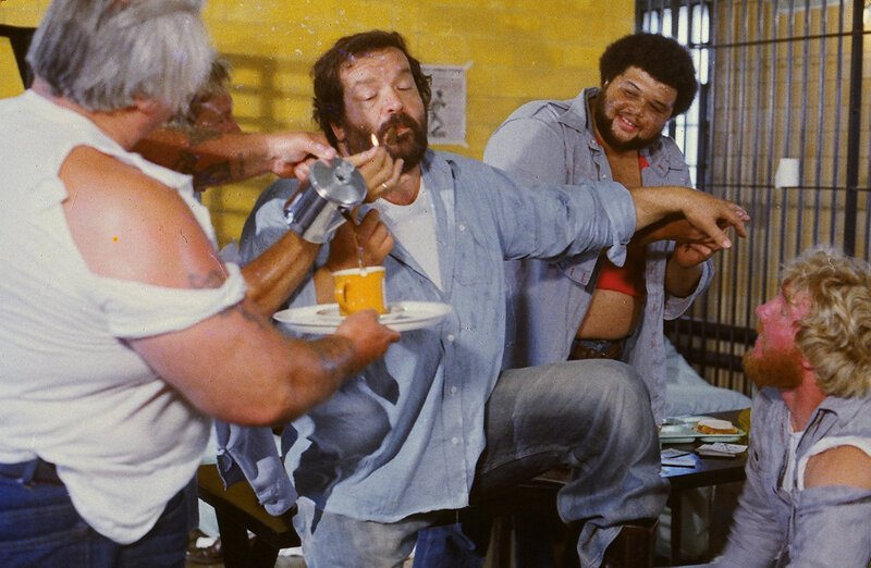 Sheriff Hall (Bud Spencer, Mitte) – Bild: Puls 4 Sheriff Hall (Bud Spencer, Mitte) – Bild: Puls 4