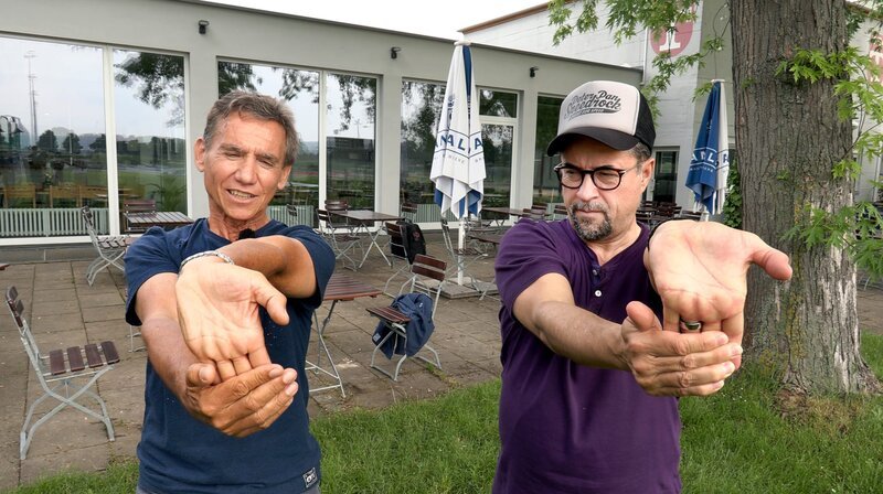 „Die Kraft in der Dehnung“ – Mosetter (li.) mit „Tatort-Kommisar“ Jan Josef Liefers (re.). – Bild: SWR „Die Kraft in der Dehnung“ – Mosetter (li.) mit „Tatort-Kommisar“ Jan Josef Liefers (re.). – Bild: SWR