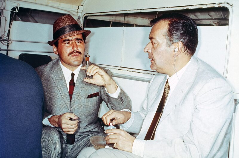 Unser Mann aus Istanbul – Bild: Beta Film /​ Bill (Mario Adorf, li.) zückt die Spritze, um sein Entführungsopfer zu betäuben.