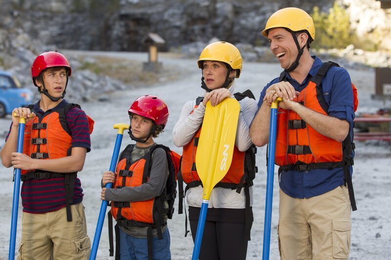 Der Alltag hat James (Skyler Gisondo, l.), Kevin (Steele Stebbins, 2.v.l.), Debbie (Christina Applegate, 2.v.r.) und Rusty (Ed Helms, r.) fest im Griff. Um die Familienmitglieder wieder näher zusammen zu bringen, plant Rusty darum einen ganz besonderen Roadtrip – mit ungeahnten Folgen … – Bild: Puls 4 Der Alltag hat James (Skyler Gisondo, l.), Kevin (Steele Stebbins, 2.v.l.), Debbie (Christina Applegate, 2.v.r.) und Rusty (Ed Helms, r.) fest im Griff. Um die Familienmitglieder wieder näher zusammen zu bringen, plant Rusty darum einen ganz besonderen Roadtrip – mit ungeahnten Folgen … – Bild: Puls 4