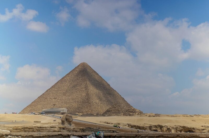Die Cheops-Pyramide galt in der Antike als bedeutendstes der sieben Weltwunder, von denen sie heute als einziges noch erhalten ist. – Bild: arte