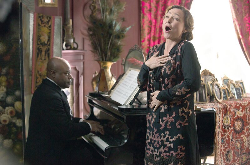 Madame Marguerite (Catherine Frot) wird bei ihren Gesangsübungen von ihrem Bediensteten Madelbos (Denis Mpunga) am Klavier begleitet. – Bild: LEONINE Studios / © LEONINE Studios Madame Marguerite (Catherine Frot) wird bei ihren Gesangsübungen von ihrem Bediensteten Madelbos (Denis Mpunga) am Klavier begleitet. – Bild: LEONINE Studios / © LEONINE Studios
