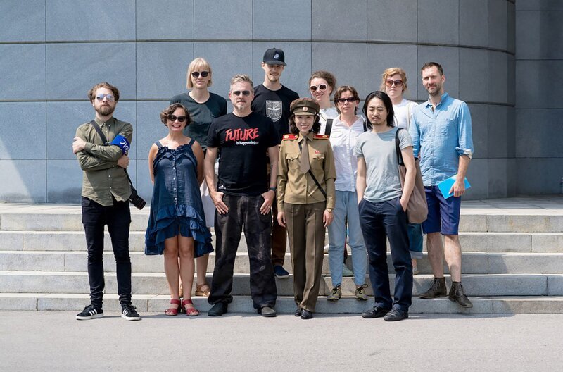Morten Traavik (4.v.l.) und sein Team internationaler Künstler zu Besuch in Nordkorea – Bild: arte