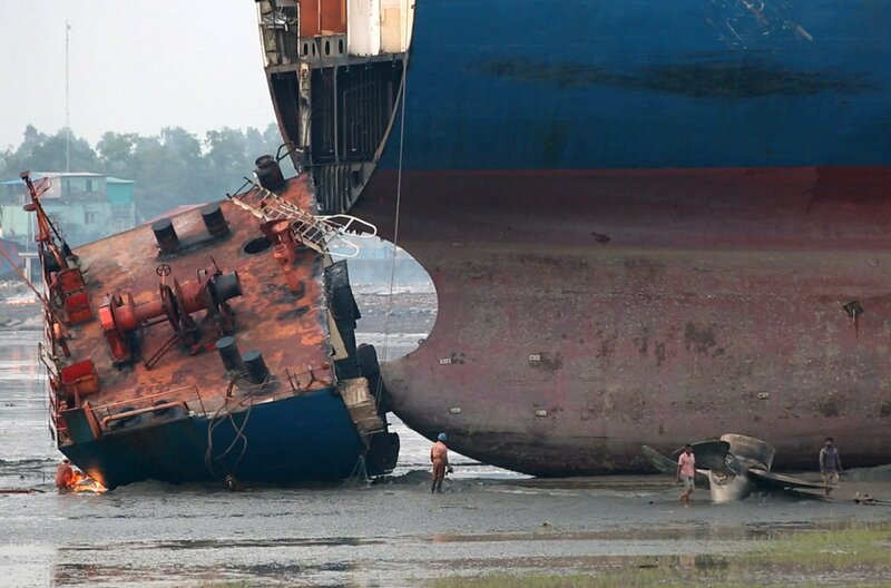 In Bangladesch erkranken Arbeiter, weil sie europäische Frachtschiffe und Supertanker mit Tausenden Tonnen Asbest abwracken. – Bild: Thomas Dandois /​ © Thomas Dandois