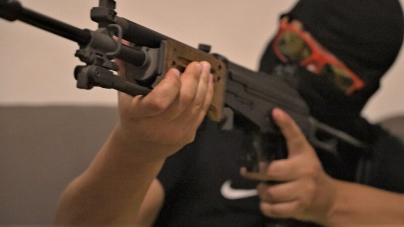 Eine Kalaschnikow, die zum Verkauf angeboten wird: illegal, aber für Waffendealer ein gutes Geschäft. – Bild: ZDF und Simon Paul