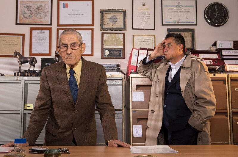 Der Privatdetektiv Rómulo (re.) soll wegen vermuteter Missbrauchsfälle in einem Altersheim ermitteln. Zu diesem Zweck trainiert er den 83-jährigen Óscar, der als „Maulwurf“ einige Monate in dem Heim leben soll. Dort angekommen, fällt es Òscar jedoch zunehmend schwerer seine Rolle als Spion wahrzunehmen, je besser er die Heimbewohner und ihren Alltag kennenlernt. – Bild: SWR