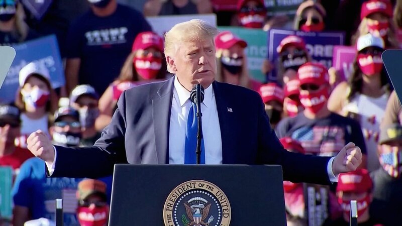 Make America Great Again – mit diesem Versprechen ist Donald Trump als Präsident angetreten. Die Doku schaut zurück auf vier Jahre unter dem US-Präsidenten und zieht eine dunkle Bilanz. – Bild: TVNOW