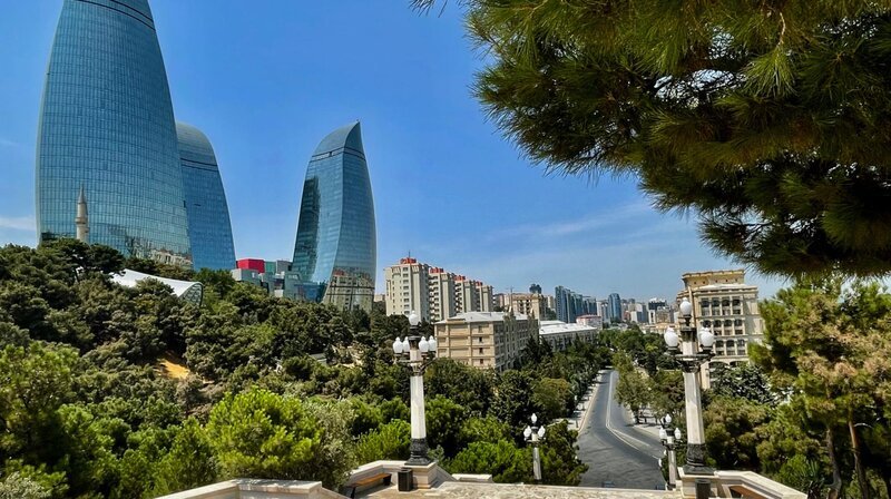 Baku, die Hauptstadt Aserbaidschans, wird vom Tourismus-Ministerium des Landes als Mischung aus Dubai und Paris bezeichnet. – Bild: NDR/​ARTE/​TELLUX-Film GmbH/​Till L /​ NDR Presse und Information