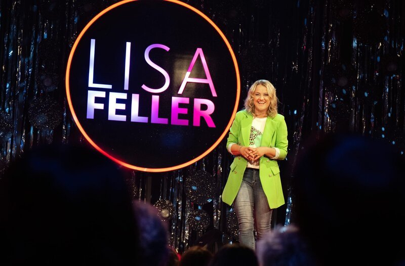 Lisa Feller präsentiert ihr neues Programm „Ich komm jetzt öfter“. – Bild: WDR/​Melanie Grande