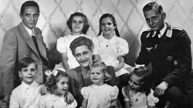 Auf dem Familienportrait sind Joseph und Magda Goebbels mit ihren sechs gemeinsamen Kindern Helga, Hildegard, Helmut, Holdine, Hedwig und Heidrun zu sehen. Daneben, rechts im Bild, sitzt Harald Quandt, Magdas erwachsener Sohn aus erster Ehe. – Bild: WELT