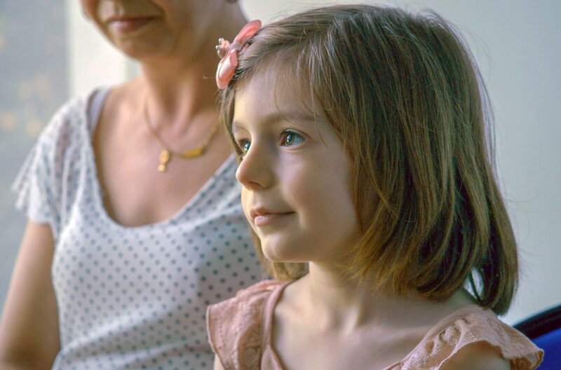 Um mit der Situation in der Schule umzugehen, suchen Sasha und ihre Mutter eine Ärztin auf, die auf Geschlechtsidentitäten von Kindern spezialisiert ist. – Bild: Agat Films et Cie / © Agat Films et Cie Um mit der Situation in der Schule umzugehen, suchen Sasha und ihre Mutter eine Ärztin auf, die auf Geschlechtsidentitäten von Kindern spezialisiert ist. – Bild: Agat Films et Cie / © Agat Films et Cie