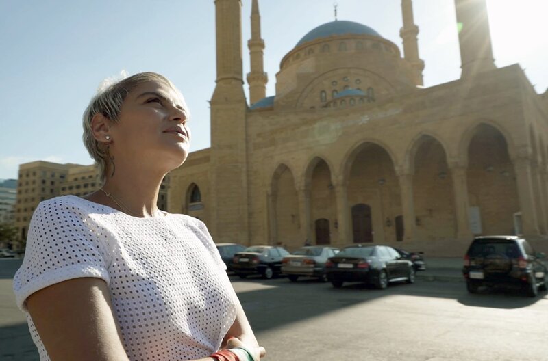 Hiba ist eine Mode-Influencerin auf Instagram und stammt aus einer sunnitischen Familie. Sie nahm an der Revolution im Oktober 2019 teil und prangert nach wie vor die Korruption und Inkompetenz der libanesischen Führer an. – Bild: arte