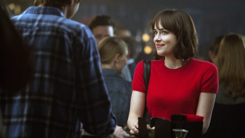 Alice (Dakota Johnson) muss das Single-Leben erst wieder neu lernen. – Bild: 2015 Warner Bros. Entertainment Inc. © 2015 Warner Bros. Entertainment Inc.