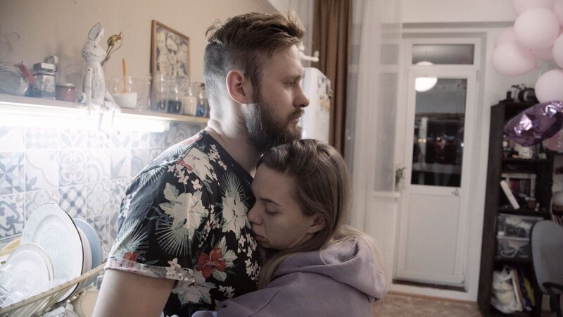 Egors Frau Nastia.; Blogger Egor Lesnoy nimmt ein Eisbad im Fluß Anara.; Egor Lesnoy (rechts) wird von fünf russischen Polizisten verhaftet.; Egor mit seiner Frau Nastia. – Bild: Arcadia/​BR
