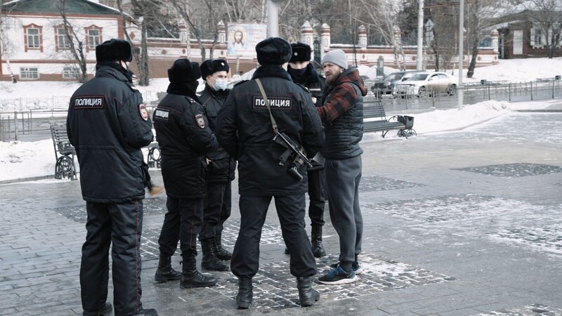 Egors Frau Nastia.; Blogger Egor Lesnoy nimmt ein Eisbad im Fluß Anara.; Egor Lesnoy (rechts) wird von fünf russischen Polizisten verhaftet. – Bild: Arcadia/BR Egors Frau Nastia.; Blogger Egor Lesnoy nimmt ein Eisbad im Fluß Anara.; Egor Lesnoy (rechts) wird von fünf russischen Polizisten verhaftet. – Bild: Arcadia/BR