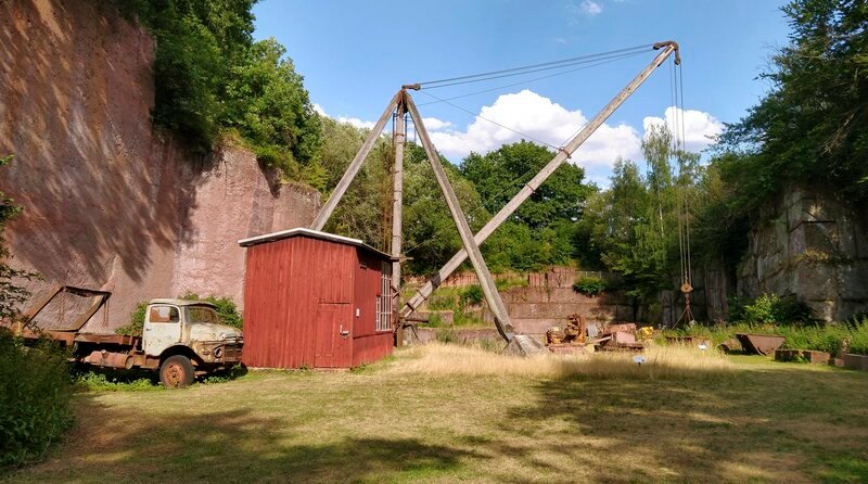 Der große Holz-Derrick-Kran im Steinbruch Michelnau ist der größte noch verbliebene Holzkran in Deutschland. – Bild: HR/​Archiv-Freunde des Steinbruchs Michelnau e.V.