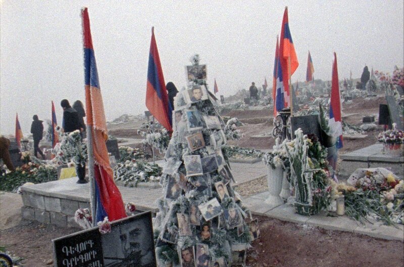 Friedhof in der Region Bergkarabach, wo im Krieg gegen Aserbaidschan im Jahr 2020 mehr als 6.000 armenische Soldaten und Zivilisten ihr Leben verloren. – Bild: arte