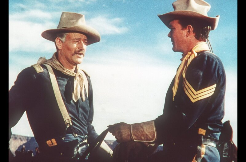 Nathan Brittles (John Wayne, li.) schickt den ausgefuchsten Scout Sergeant Tyree (Ben Johnson, re.) zum Ausspähen der Indianer – Bild: Beta Films / © Beta Films Nathan Brittles (John Wayne, li.) schickt den ausgefuchsten Scout Sergeant Tyree (Ben Johnson, re.) zum Ausspähen der Indianer – Bild: Beta Films / © Beta Films