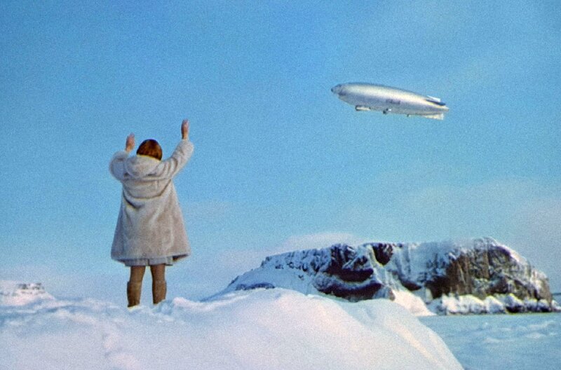Valeria (Claudia Cardinale) verabschiedet ihren Geliebten an Bord der „Italia“, die auf dem Weg zum Nordpol ist. – Bild: arte Valeria (Claudia Cardinale) verabschiedet ihren Geliebten an Bord der „Italia“, die auf dem Weg zum Nordpol ist. – Bild: arte