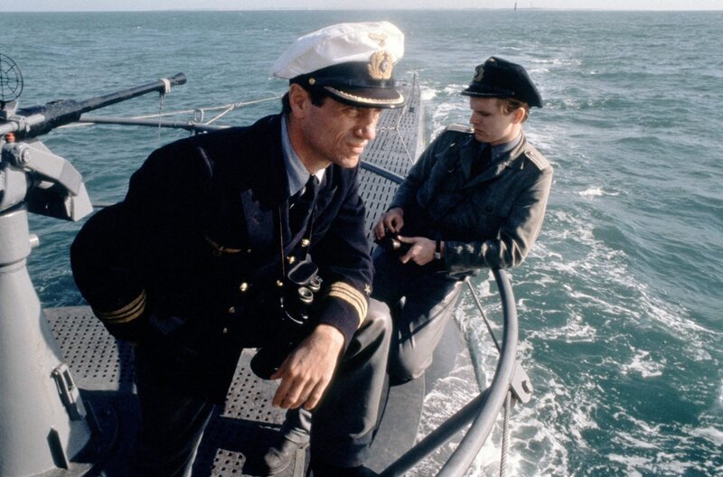 Der Kapitän (Jürgen Prochnow), von allen nur der Alte genannt, erklärt dem Grünschnabel Leutnant Werner (Herbert Grönemeyer), wie der Krieg wirklich ist. – Bild: Bavaria Film/​Karlheinz Vogelmann /​ © Bavaria Film/​Karlheinz Vogelmann