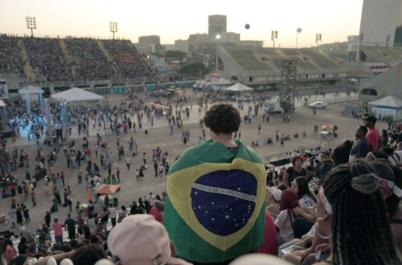 Großes evangelikales Festival in Rio im Sambodrom, nach einem Überraschungsauftritt von Jair Bolsonaro: Evangelikale unterstützen ihn. – Bild: DR /​ © DR