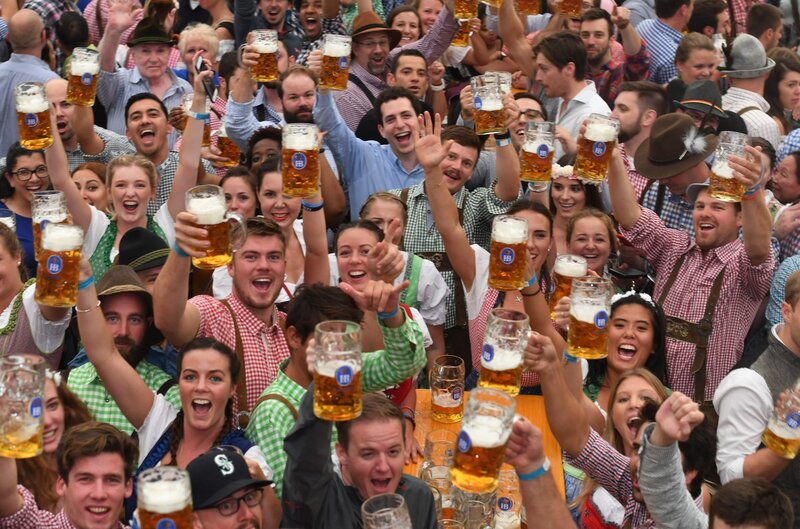 ZDF.reportage 202: Endlich Oktoberfest – Dirndl, Bier und Teufelsrad ...