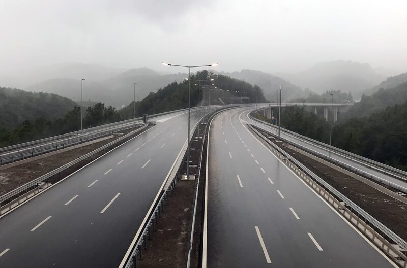 Montenegros erste Autobahn – Bild: MDR/Katrin Molnár / Montenegros erste Autobahn Montenegros erste Autobahn – Bild: MDR/Katrin Molnár / Montenegros erste Autobahn