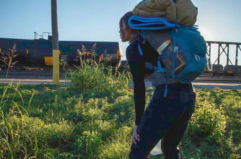 This Train I Ride – Bild: Arno Bitschy /​ Die 20-jährige Karen springt auf Züge auf, deren Ziele sie nicht kennt.