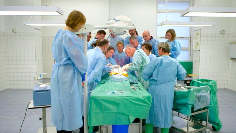 Vom Anatomie-Saal in den OP. Fachärztinnen und Fachärzte lassen sich von Gynäkologe Prof. Michael Höckel an einer Körperspende schulen. Er stellt seine neue Krebs-Behandlung vor. – Bild: MDR/werkblende/ Jan Siegmeier Vom Anatomie-Saal in den OP. Fachärztinnen und Fachärzte lassen sich von Gynäkologe Prof. Michael Höckel an einer Körperspende schulen. Er stellt seine neue Krebs-Behandlung vor. – Bild: MDR/werkblende/ Jan Siegmeier