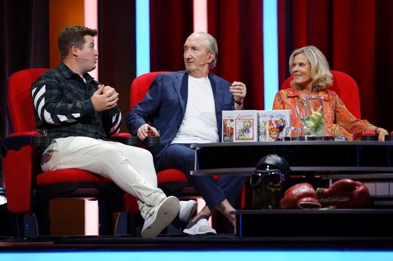 Chris Tall (l.), Mike Krüger und Andrea LArronge Die Verwendung des sendungsbezogenen Materials ist nur mit dem Hinweis und Verlinkung auf RTL+ gestattet. – Bild: RTL /​ Manfred H. Vogel /​ 40 Jahre Supernasen – mit Mike Krüger & Thomas Gottschalk
