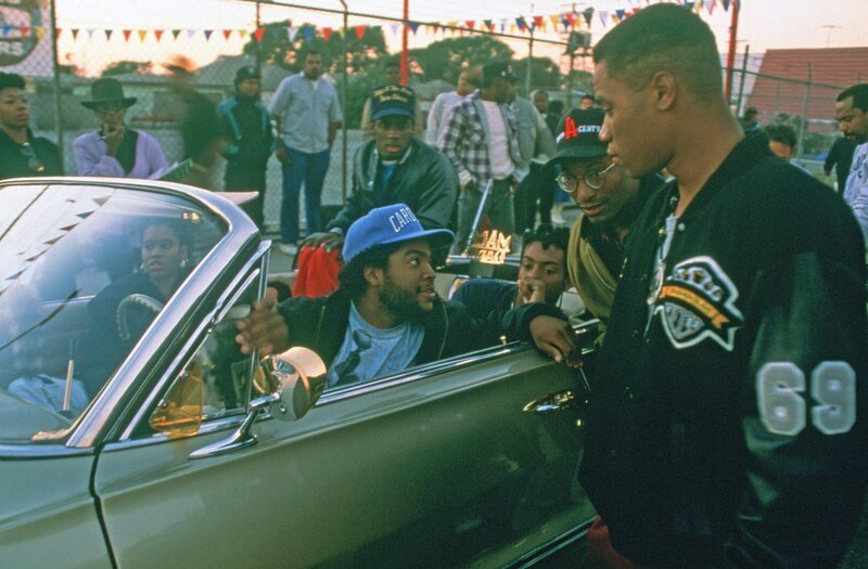 Doughboy (Ice Cube, am Steuer) und Tré Styles (Cuba Gooding Jr., rechts im Bild) kennen sich seit Kindertagen. In ihrem Viertel in L.A. geraten sie immer wieder in Bandenkriege. – Bild: ZDF und D. Stevens.