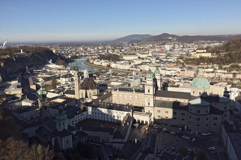 Blick auf Salzburg – in der rechten Bildhälfte der Dom, in der linken die Franziskanerkirche (mit Spitzturm und Steildach). – Bild: HR/​HR/​Tanja Höschele