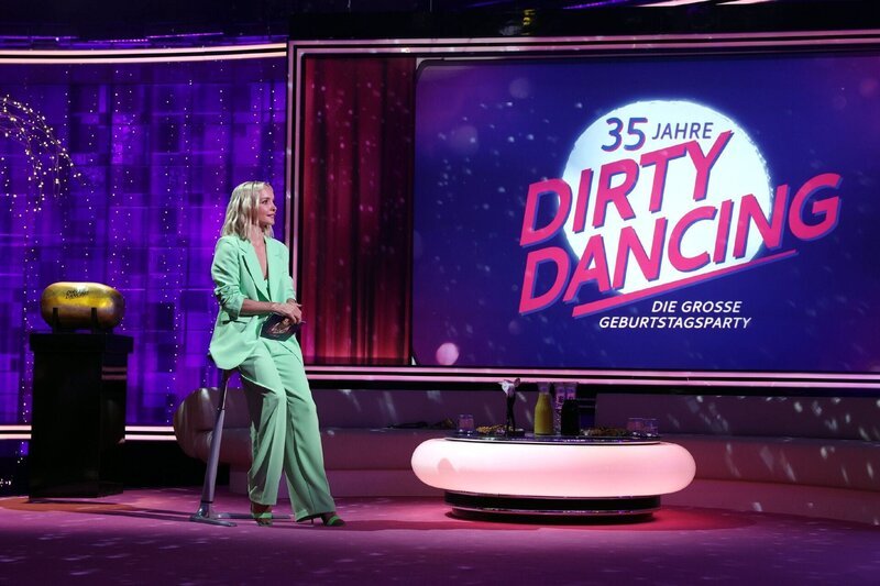 Moderatorin Janin Ullmann. Die Verwendung des sendungsbezogenen Materials ist nur mit dem Hinweis und Verlinkung auf RTL+ gestattet. – Bild: RTL /​ Frank W. Hempel /​ 35 Jahre Dirty Dancing – Die große Geburtstagsparty Folge 01_001