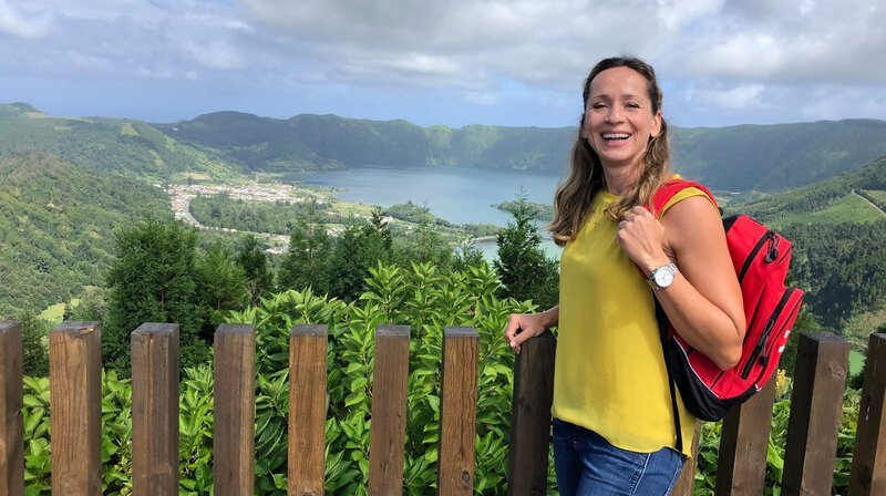 Tamina Kallert wandert im Seengebiet von Sete Citades auf Sao Miguel. – Bild: ZDF und WDR/Richard Hofer. Tamina Kallert wandert im Seengebiet von Sete Citades auf Sao Miguel. – Bild: ZDF und WDR/Richard Hofer.