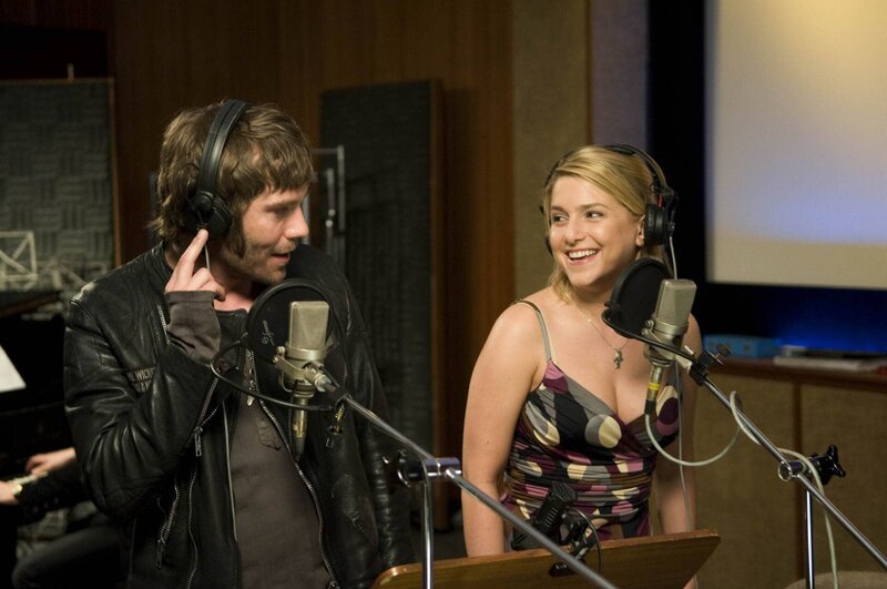 Für Mark (Daniel Wiemer, l.) geht ein Traum in Erfüllung: Chris (Jeanette Biedermann, r.) nimmt im Studio mit ihm den gemeinschaftlich komponierten Song auf, der ihn wieder ins Rampenlicht zurückführen soll … – Bild: SAT.1 / Christine Schröder Eigenproduktionsbild frei Für Mark (Daniel Wiemer, l.) geht ein Traum in Erfüllung: Chris (Jeanette Biedermann, r.) nimmt im Studio mit ihm den gemeinschaftlich komponierten Song auf, der ihn wieder ins Rampenlicht zurückführen soll … – Bild: SAT.1 / Christine Schröder Eigenproduktionsbild frei