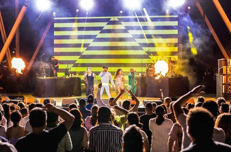 Im Juni 2021 boten die Black Eyed Peas mit Sängerin J. Rey Soul eine spektakuläre Show auf der Bühne des Bayfront Park Amphitheaters in Miami. – Bild: Black Eyed Peas live – Bayfront Park Miami /​ © Black Eyed Peas live – Bayfront Park Miami